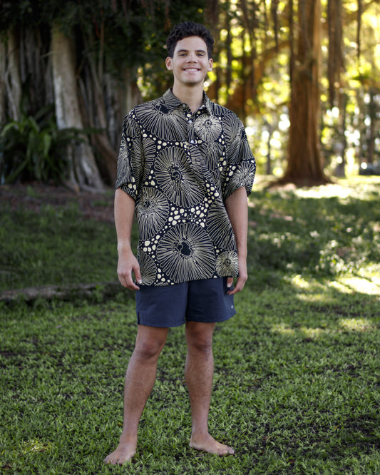 Menʻs Aloha Shirt Black Opihi